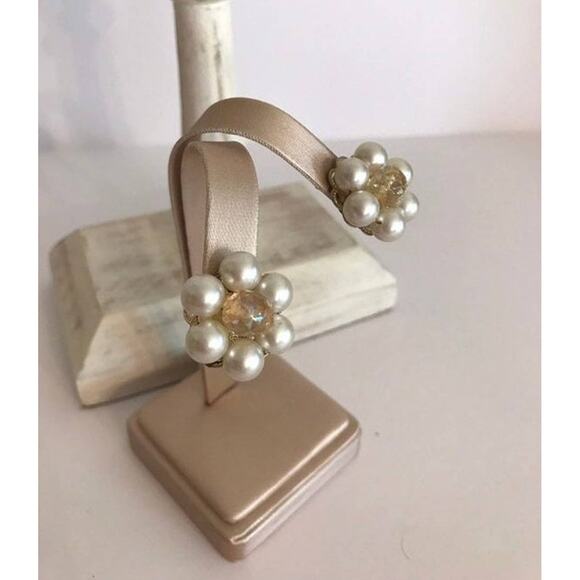 Vintage Clip On Earrings Classic White Mid Century Faux Pearl Beaded Clusters - Picture 1 of 6
